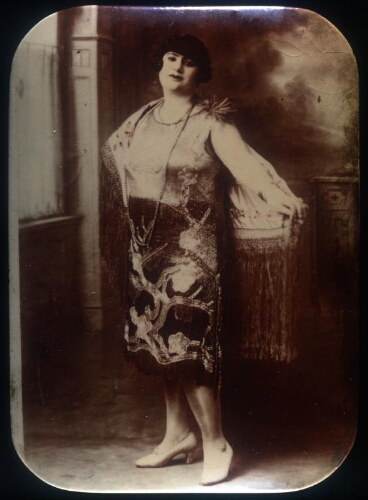 Victoria TAKOUMY (tante de Bella Lustyk), née à Istanboul en 1902 a été hotesse du pavillon turc à l'exposition universelle de 1937